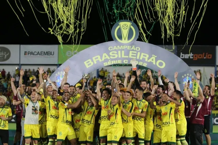 Time do Mirassol comemorando vitória no futebol brasileiro, exemplo usado em aula de inglês para executivos sobre sucesso e estratégia