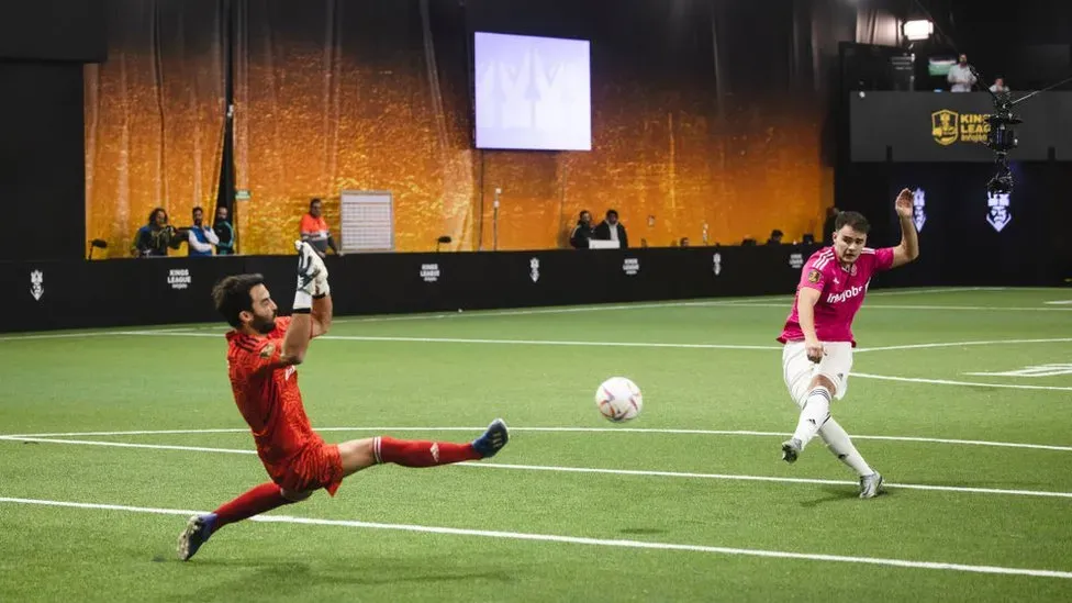 Pessoas praticando um esporte inovador derivado do futebol em uma quadra