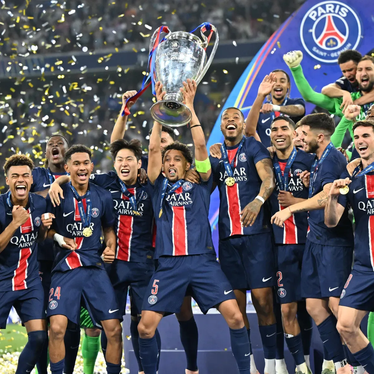 Jogadores do PSG erguendo a taça da Champions League como campeões