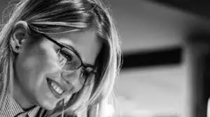 mulher usando óculos aula de inglês para executivos