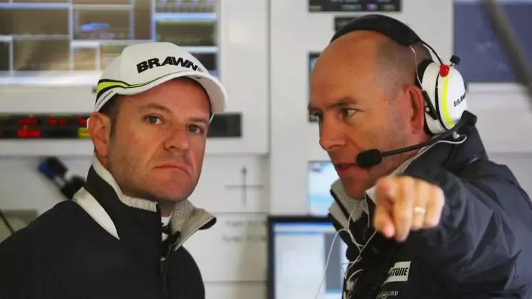 Jenson Button e Rubens Barrichello, pilotos da Brawn GP, largando na primeira fila.