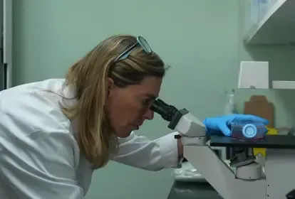 Ilustração de pesquisa científica sobre regeneração de nervos da medula espinhal com a polilaminina.