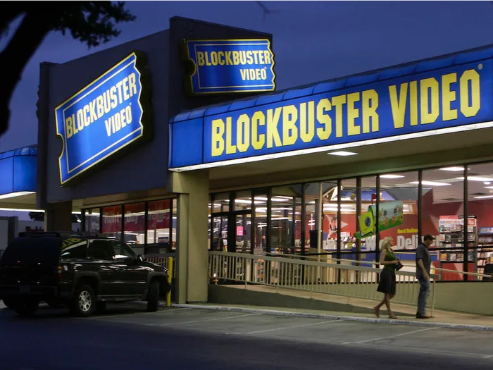 Aluguel de DVDs por correio da Netflix versus a locadora Blockbuster