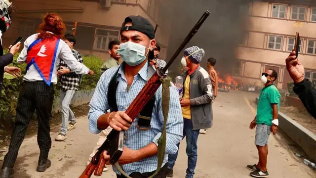 Cena de confronto entre manifestantes e forças de segurança durante os protestos no Nepal.