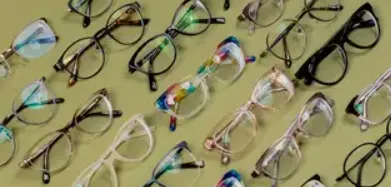 Óculos modernos com lentes progressivas e armação leve de plástico.