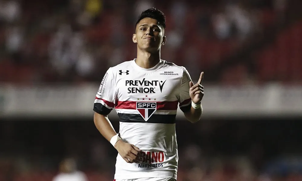 Jovem revelado na base do Mirassol em campo, exemplo de formação de jogadores que gerou receita ao clube