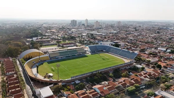 Estádio do Mirassol reformado, exemplo de investimento em infraestrutura citado em texto de inglês