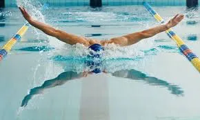 Nadador treinando a parte de natação de um triathlon na piscina