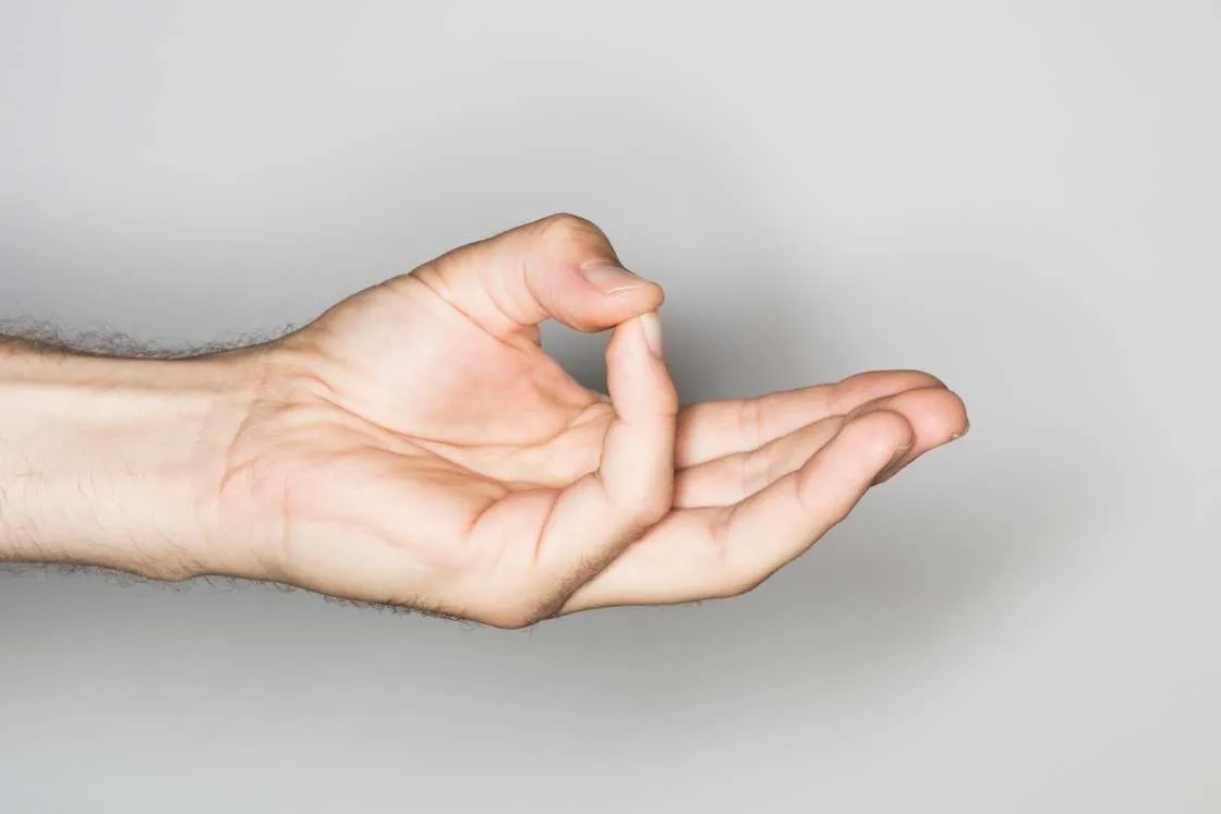 Mãos demonstrando o Varun Mudra, que equilibra a água no corpo