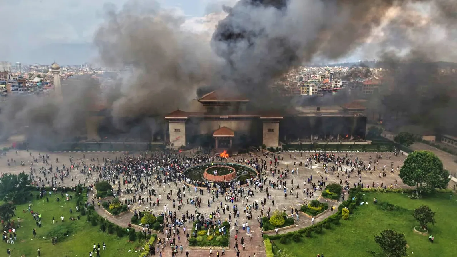 Multidão em protesto nas ruas do Nepal, retratando a revolução liderada pelos jovens