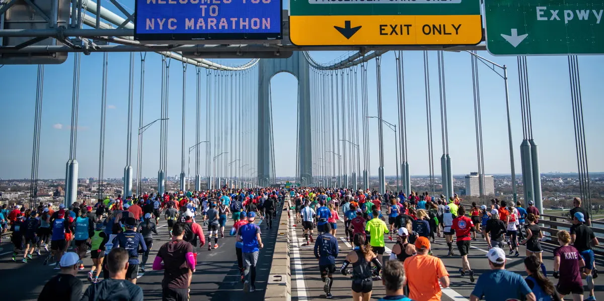 Corredores cruzando ponte na maratona de Nova York entre os cinco distritos