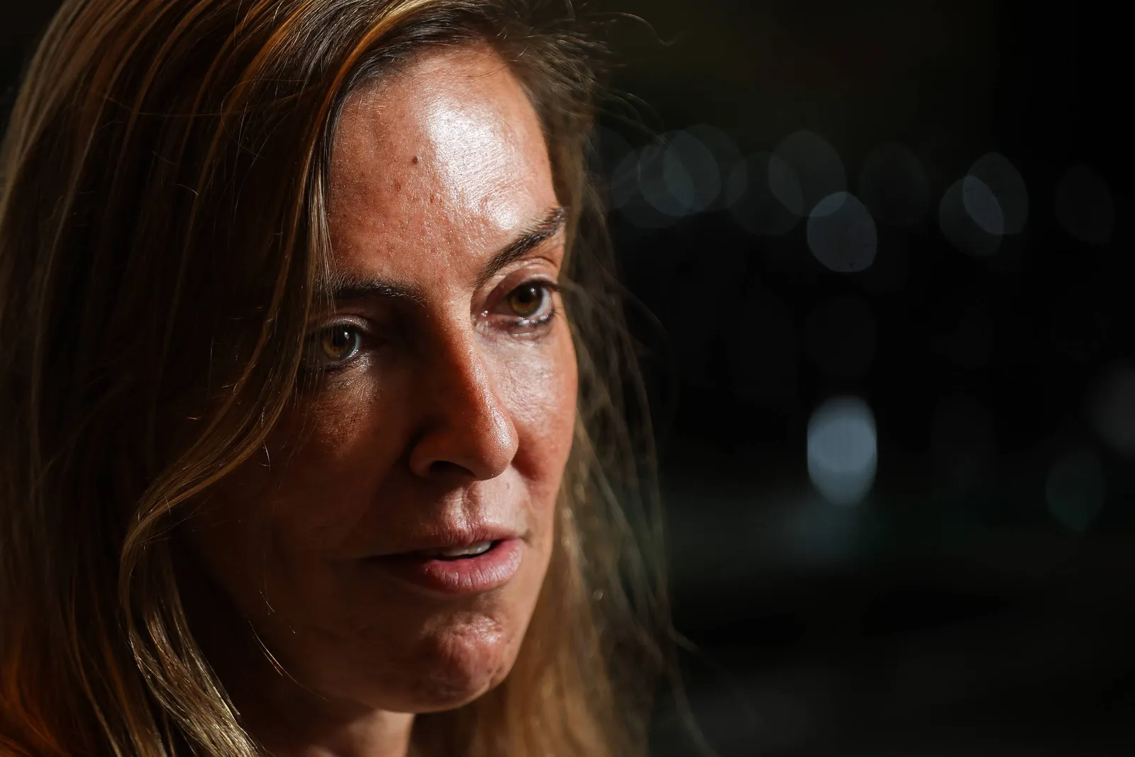Retrato da cientista brasileira Tatiana Coelho de Sampaio, criadora da tecnologia polilaminina na UFRJ.