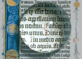 Imagem de uma pedra de leitura medieval utilizada para ampliar textos manuscritos.