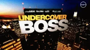 Executivo disfarçado trabalhando em cargo de base, ilustrando o programa Undercover Boss e o inglês do chão de fábrica.