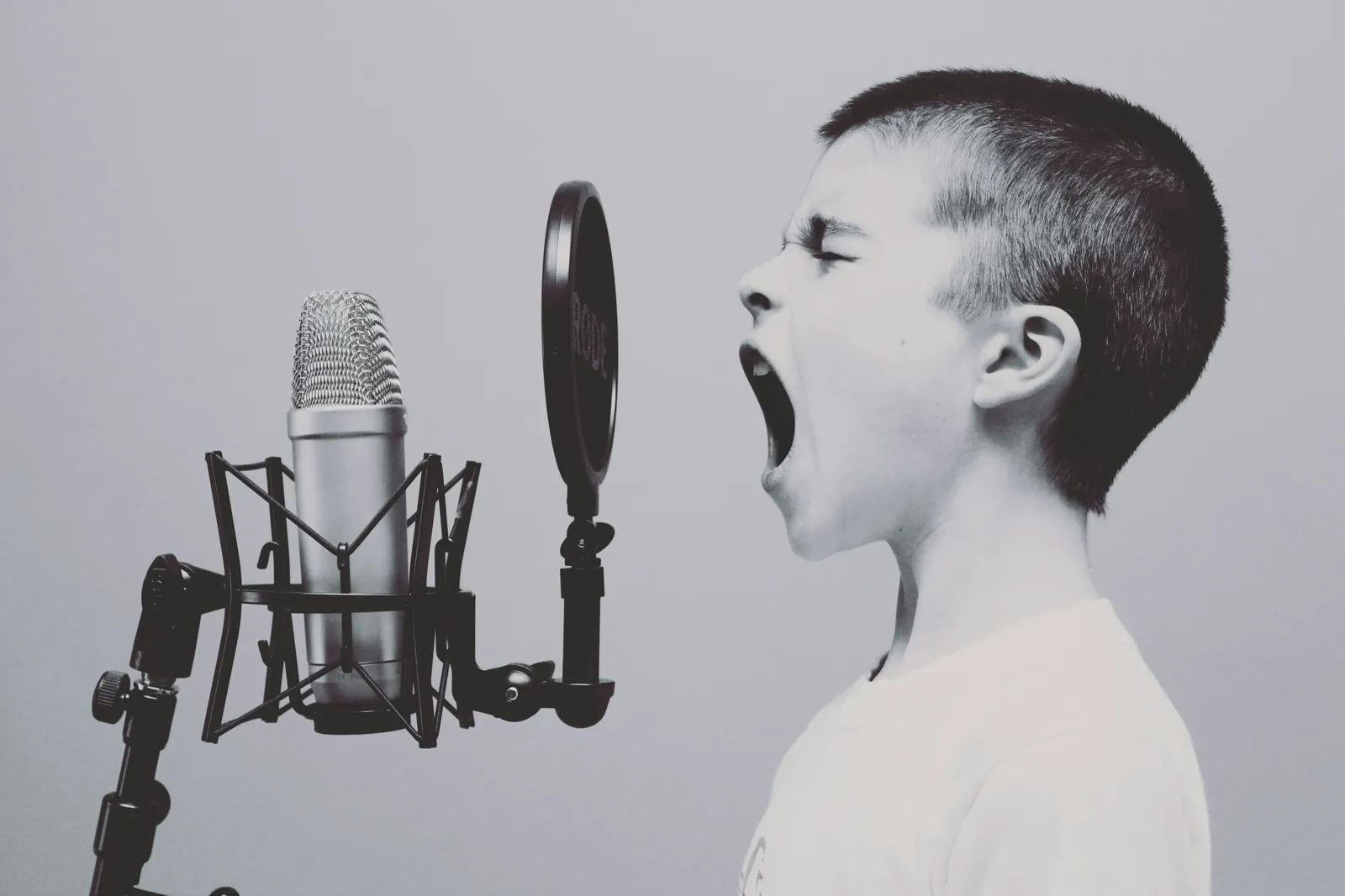 Aluno aprendendo gramática inglesa por meio de letras de músicas