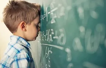 Criança bilíngue brincando, exemplo da percepção superficial sobre aprendizado de línguas