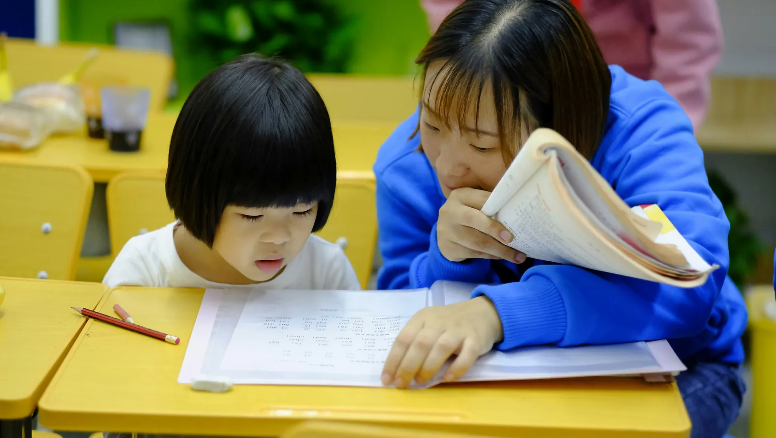 Adulto estudando com livros e recursos, representando o aprendizado estruturado de idiomas