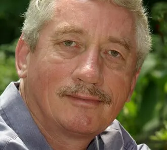 Retrato do etólogo Frans de Waal, pesquisador que dedicou a vida ao estudo dos chimpanzés