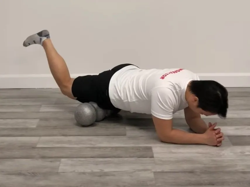 Pessoa usando rolo de espuma (foam roller) para liberação miofascial