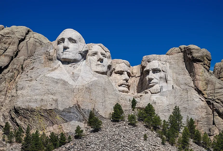 Imagem dos quatro presidentes no Monte Rushmore: Escultura no Monte Rushmore com os rostos de George Washington, Thomas Jefferson, Theodore Roosevelt e Abraham Lincoln.