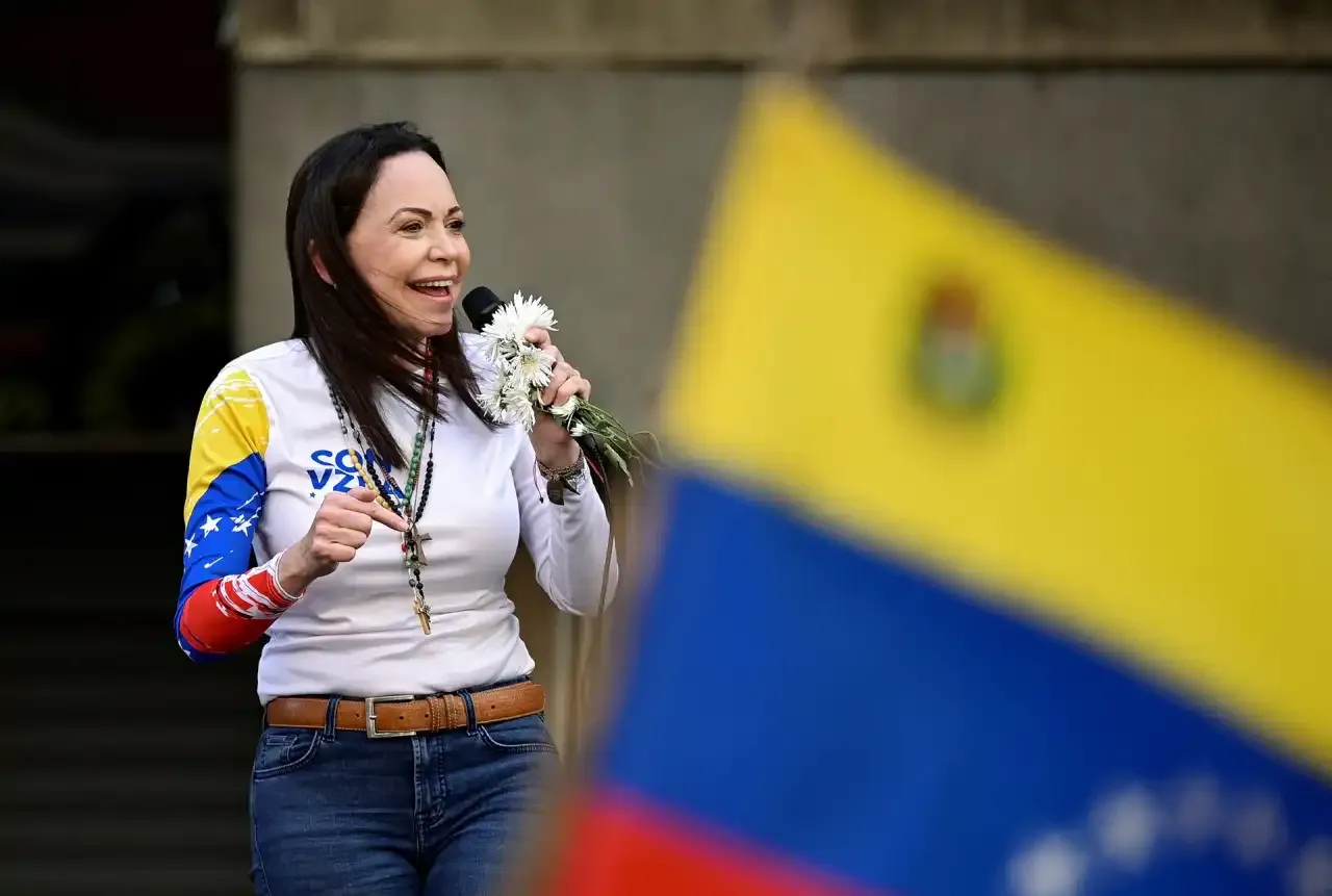 Retrato de María Corina Machado, líder política venezuelana e vencedora do Nobel da Paz de 2025, em texto de inglês executivo.