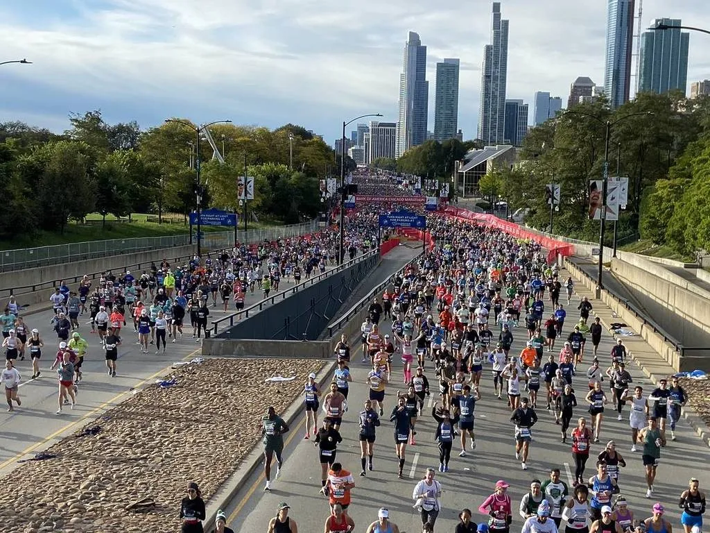 Maratona de Chicago atravessando os bairros da cidade dos Estados Unidos