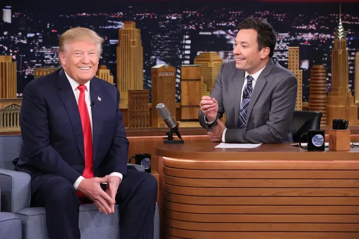 Donald Trump fazendo um gesto com as mãos semelhante a uma Mudra