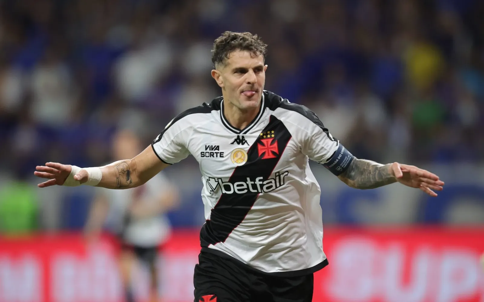Jogador do Vasco da Gama comemorando um gol em campo