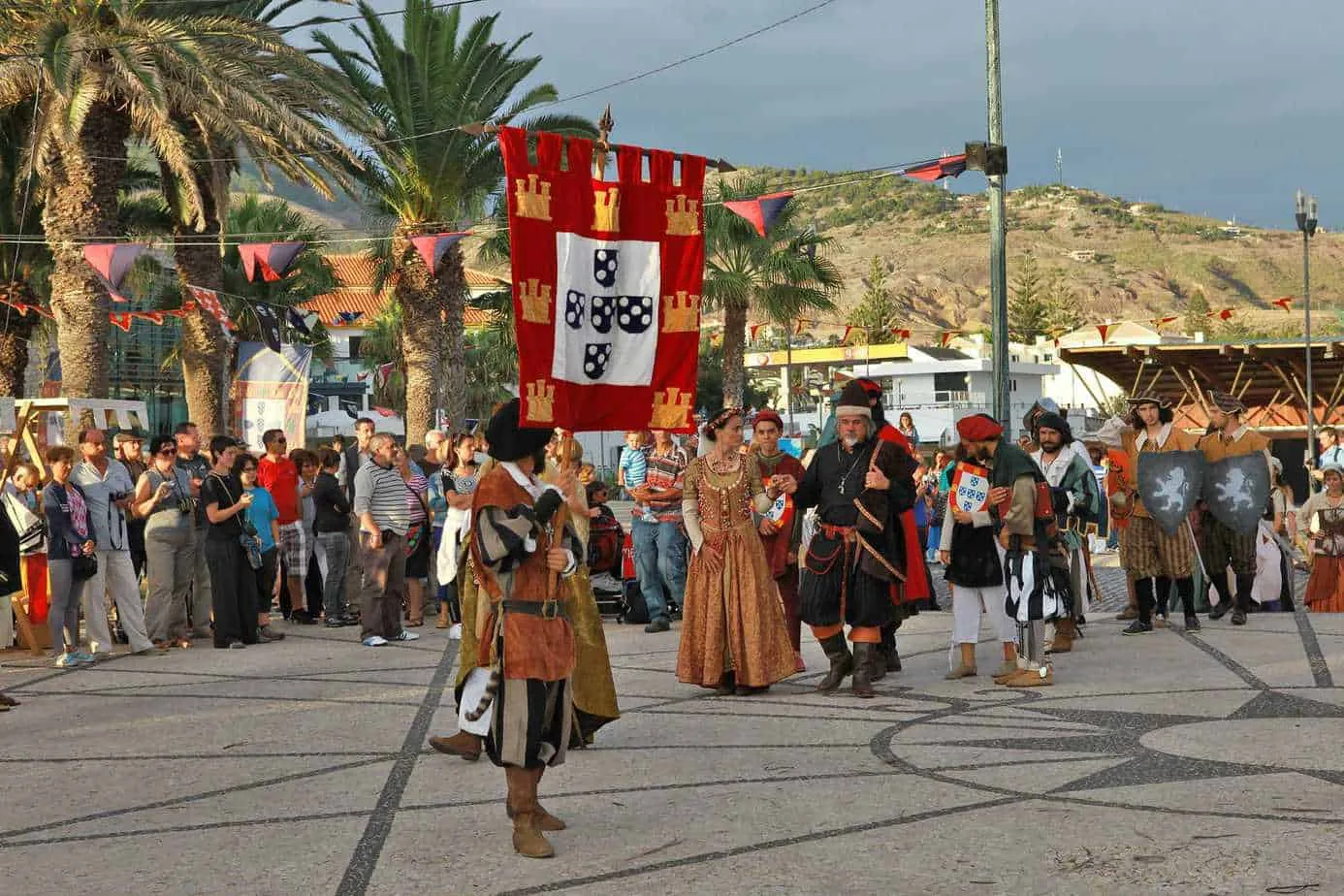 Festival com música e dança tradicionais da Madeira, ilustrando a vibrante cena cultural da ilha.