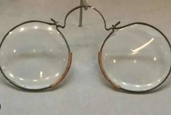 Óculos do século XVI com ponte para maior estabilidade no rosto.