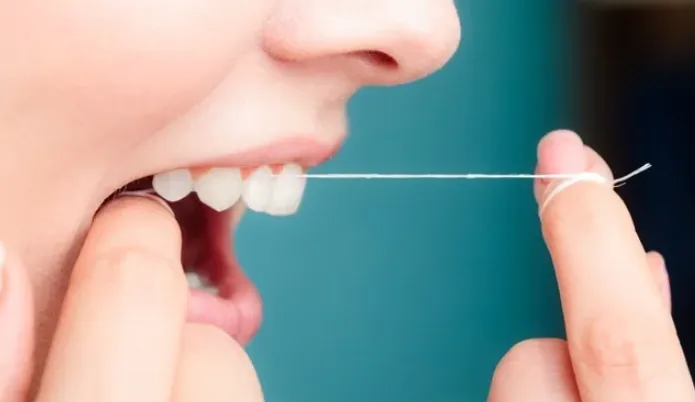 Fio dental, ilustrando a palavra floss usada no texto sobre rotina diária em inglês