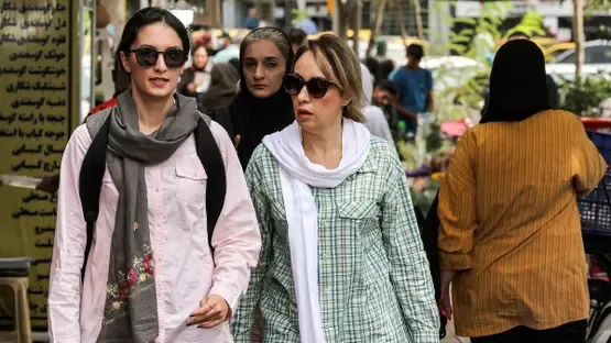 Jovens iranianos no cotidiano, retratando a juventude que muitas vezes não segue a religião no dia a dia