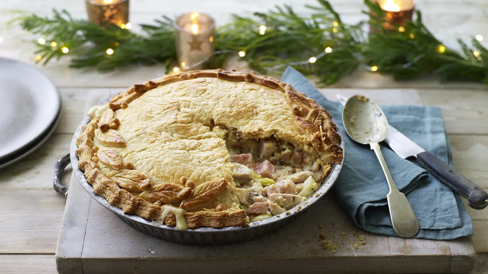 Imagem de uma torta de recheio típica do Dia de Ação de Graças, preparada com uma mistura saborosa de pão, ervas, temperos e ingredientes tradicionais, apresentada como prato central em um jantar festivo. Excelente para SEO relacionado a receitas tradicionais de Ação de Graças