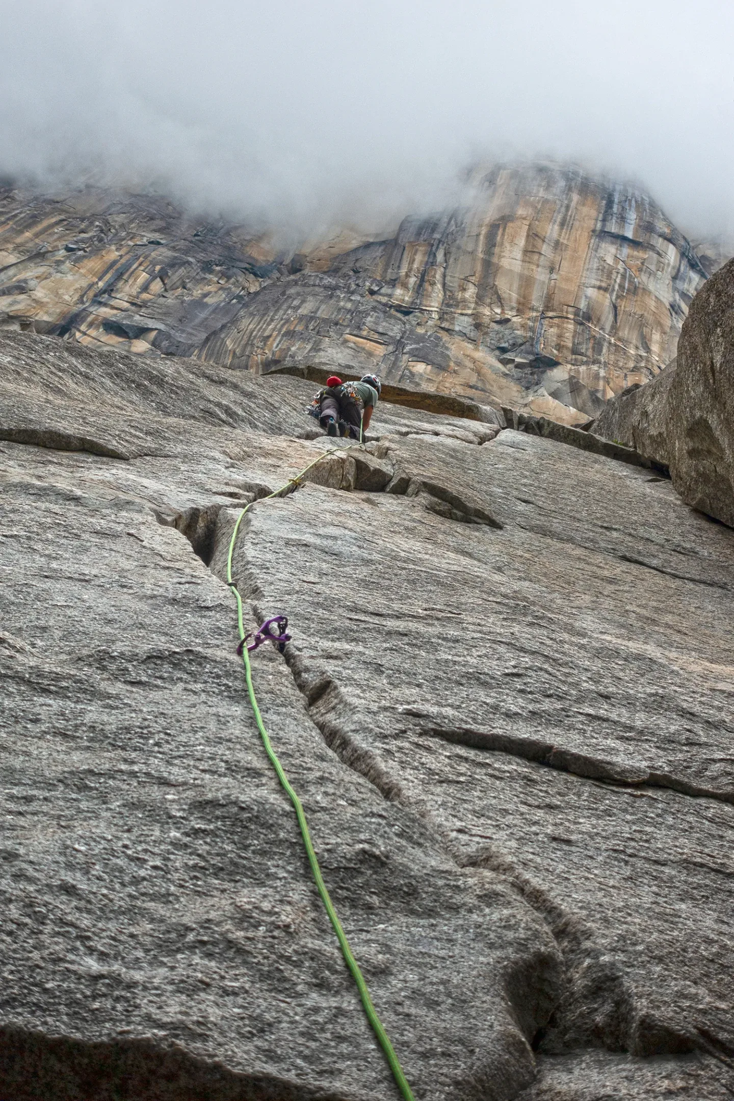 Escalador em parede rochosa usando equipamento Patagonia