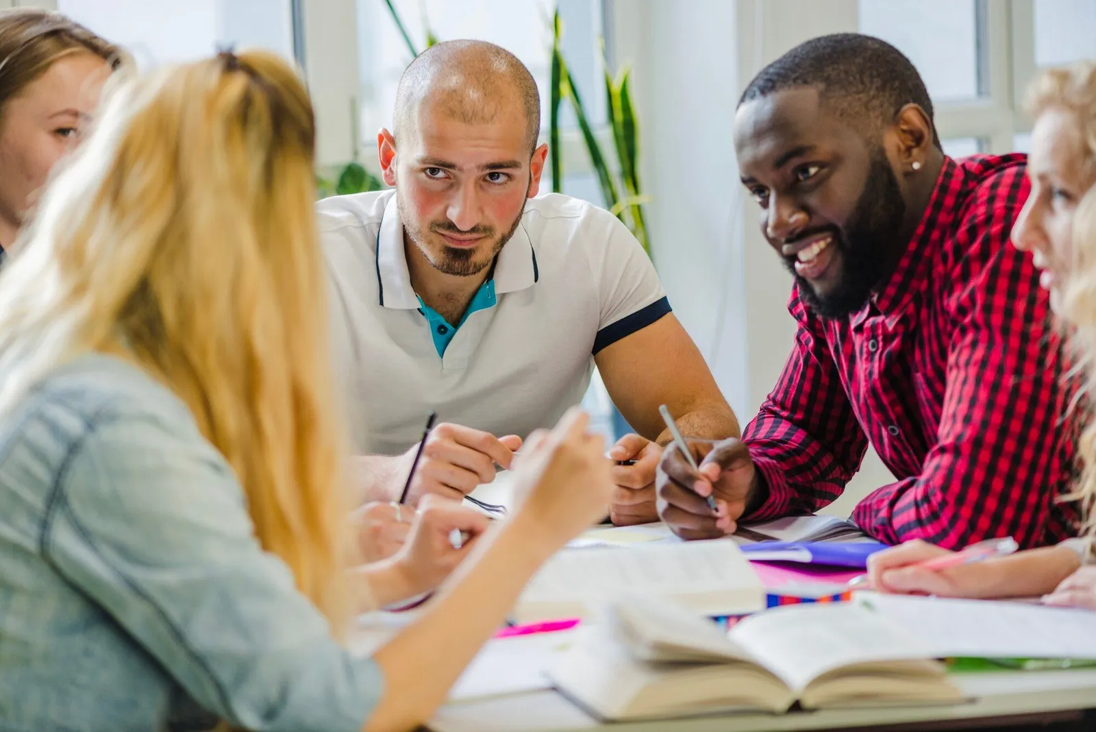 Adulto estudando inglês com foco e estratégia, em vez do método usado com crianças.