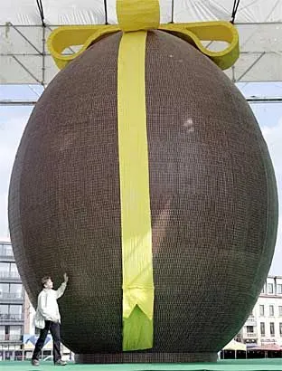 Ovo de Páscoa gigante de vários metros de altura, recorde mundial criado na Itália