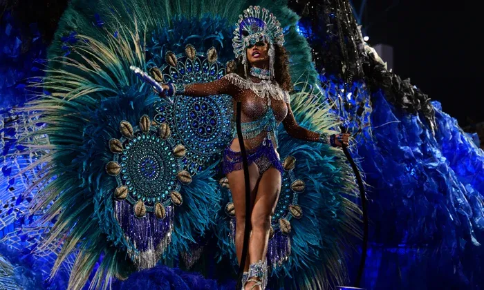 Mulher bonita negra Pessoas fantasiada em um desfile de Carnaval, mostrando o ensino de inglês relacionado a eventos culturais e celebrações.