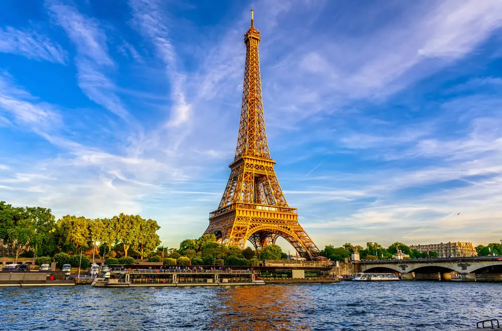 Paris, descrita como a cidade mais romântica e artística (the most romantic)
