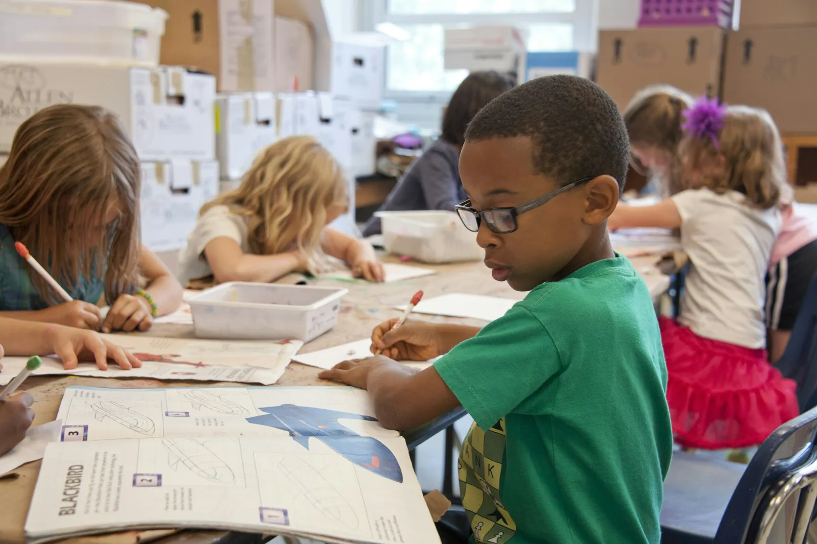 Criança sorrindo durante atividade de aprendizado, ilustrando o mito de aprender idiomas mais rápido