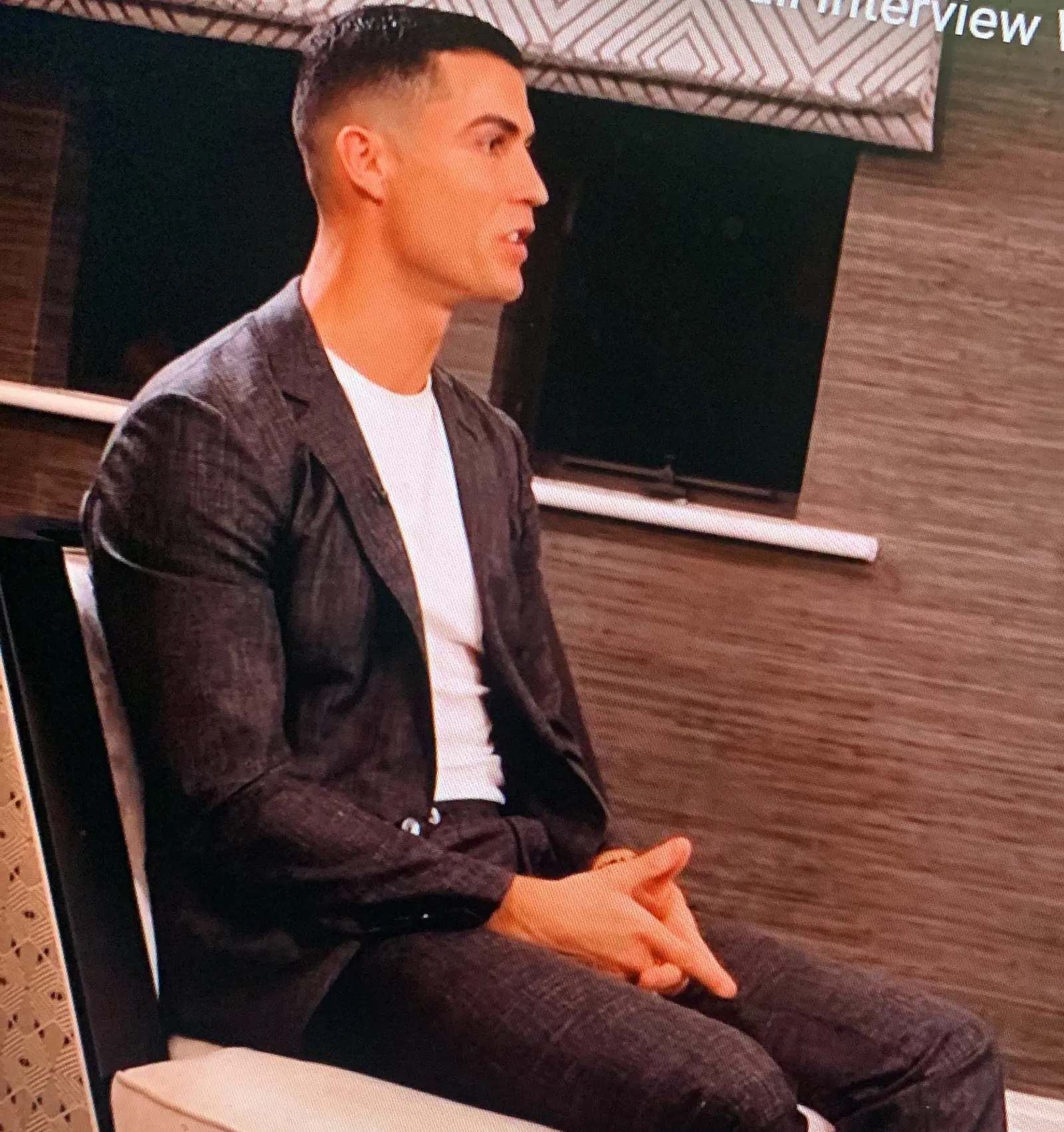 Cristiano Ronaldo fazendo um gesto com as mãos semelhante a uma Mudra