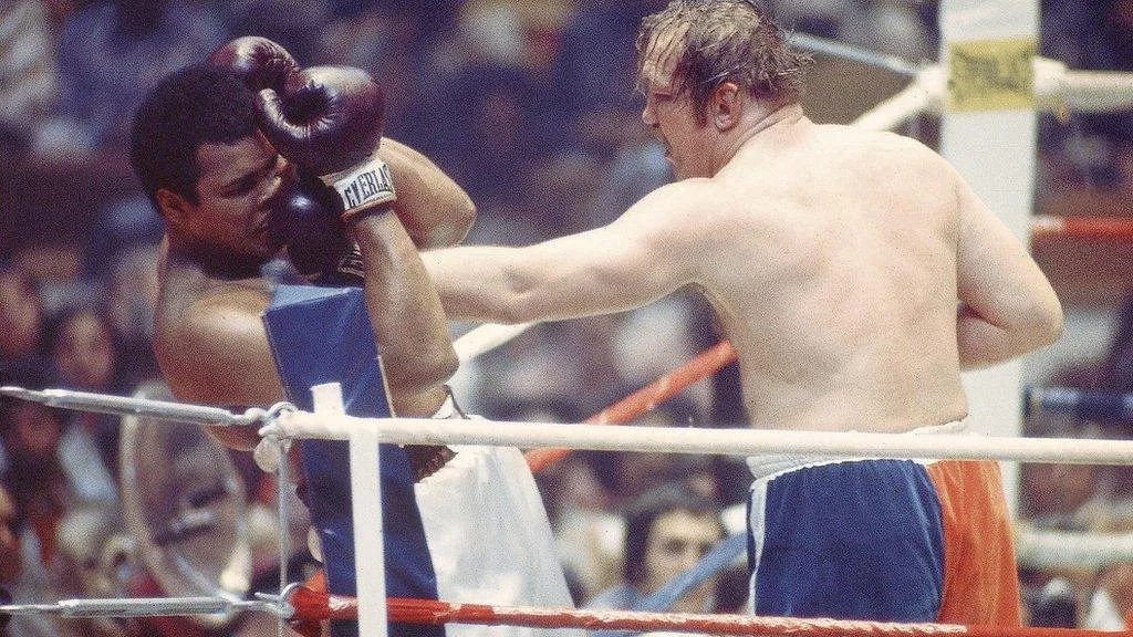 Cena de luta de boxe entre Muhammad Ali e Chuck Wepner que inspirou o filme Rocky na licao de simple past
