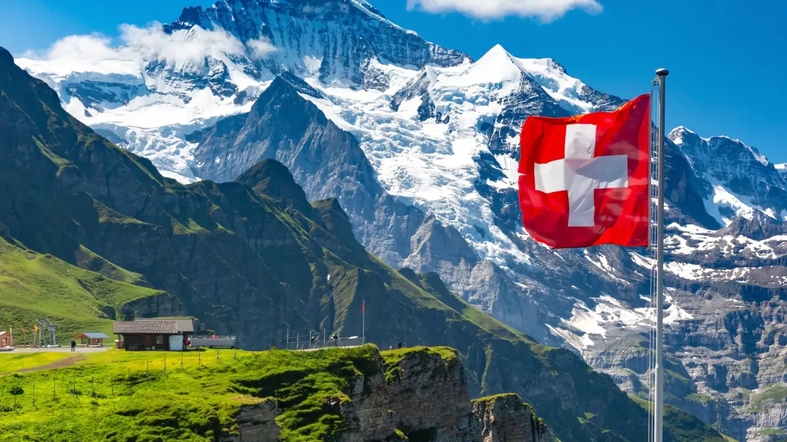 Paisagem montanhosa da Suica usada para comparar paises em ingles na licao de comparativos