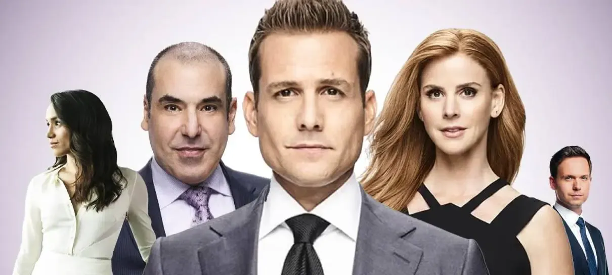 Elenco da série de advogados Suits em trajes formais de escritório