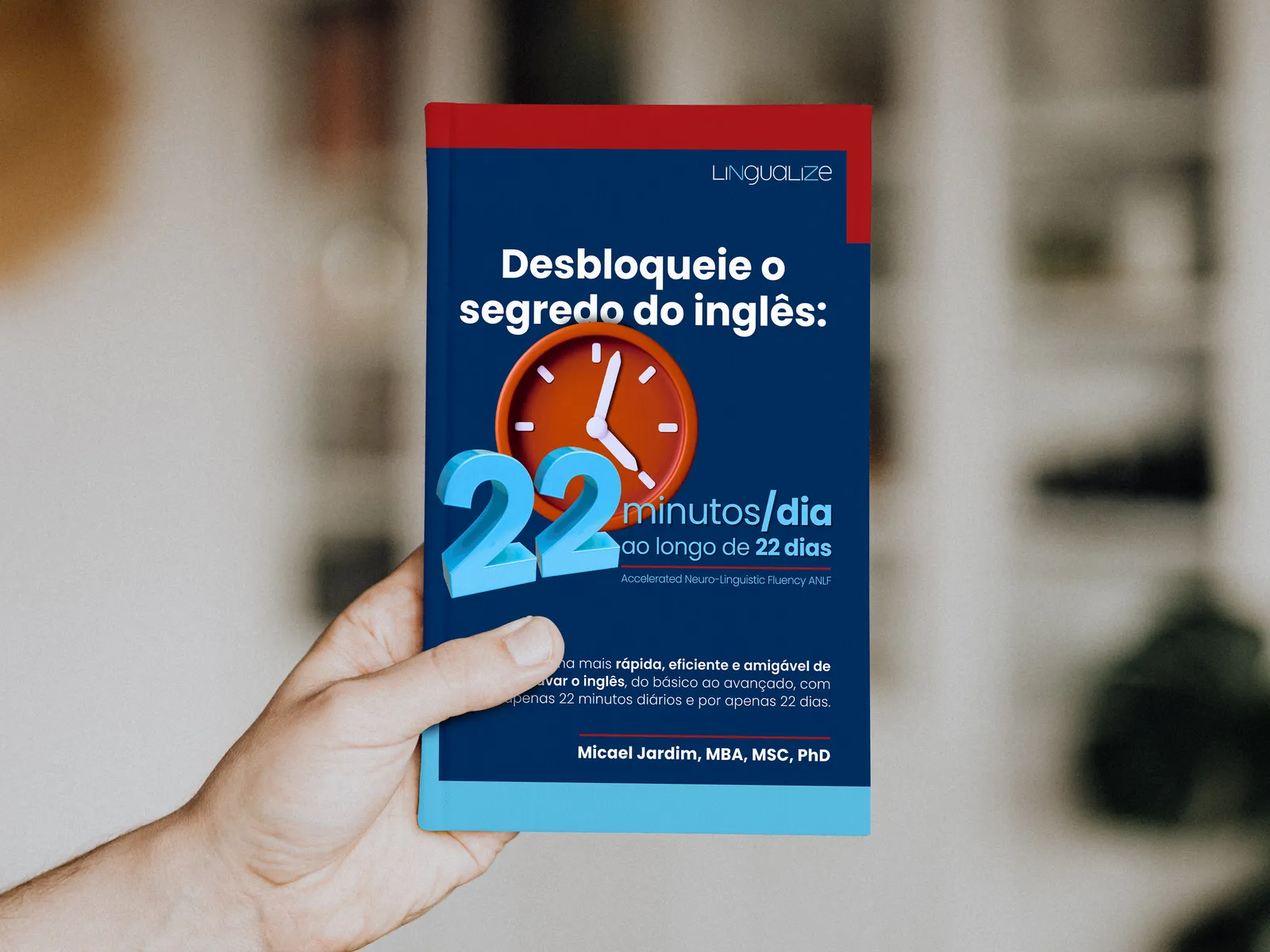 Mão segurando um celular com a capa do e-book do Lingualize sobre desbloquear o inglês em 22 minutos por dia