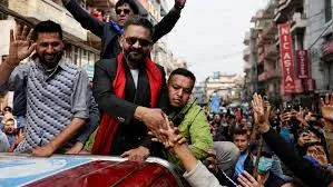 Retrato de Balendra Shah, o rapper e político que apoiou os manifestantes no Nepal
