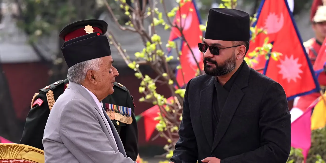 Cena de campanha e eleição no Nepal, ilustrando a ascensão política após a revolução
