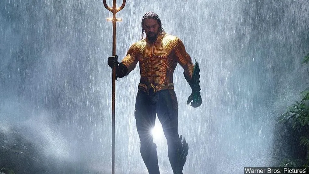 Aquaman, o herói da água, ilustrando o significado de aqua em inglês