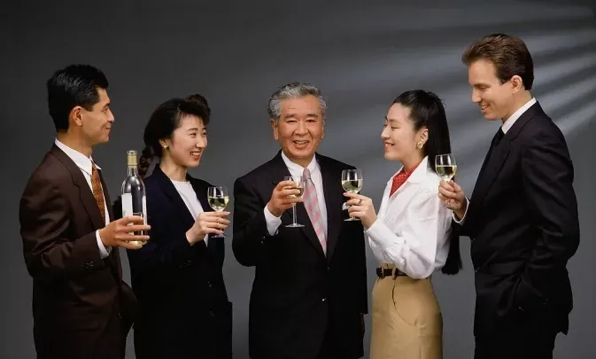 Brinde com copos durante um jantar de negócios na China