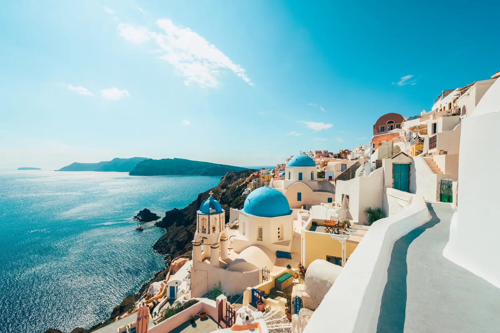 Paisagem de praias e ilhas da Grecia usada para comparar paises em ingles na licao de comparativos