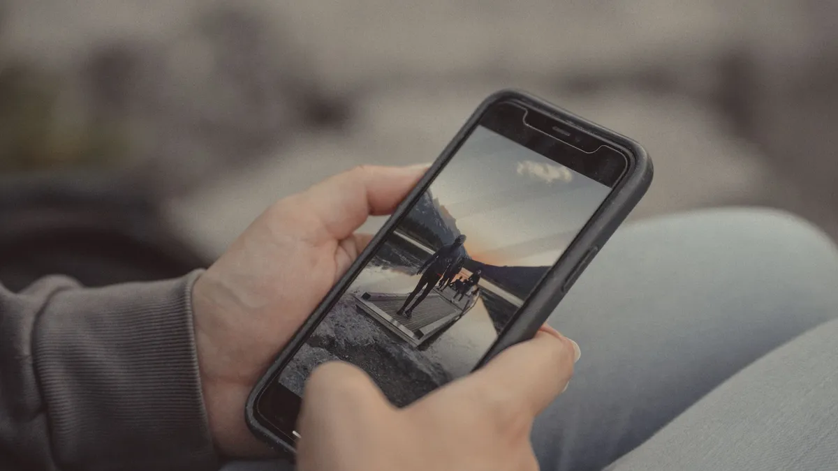 Mão segurando um smartphone